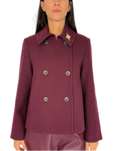 Carica l&#39;immagine nel visualizzatore di Gallery, CAPPOTTO DONNA CORTO DOPPIOPETTO BORDEAUX
