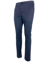 Carica l&#39;immagine nel visualizzatore di Gallery, PANTALONE UOMO BLU IN MICROFANTASIA
