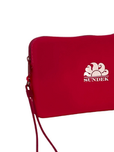 Carica l&#39;immagine nel visualizzatore di Gallery, POCHETTE ROSSA CON LOGO FRONTALE
