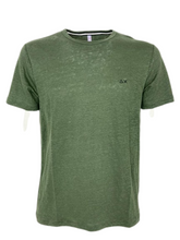 Carica l&#39;immagine nel visualizzatore di Gallery, T-SHIRT UOMO VERDE 100% LINO

