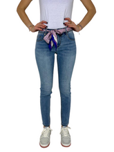 Carica l&#39;immagine nel visualizzatore di Gallery, JEANS DONNA SKINNY LAVAGGIO CHIARO
